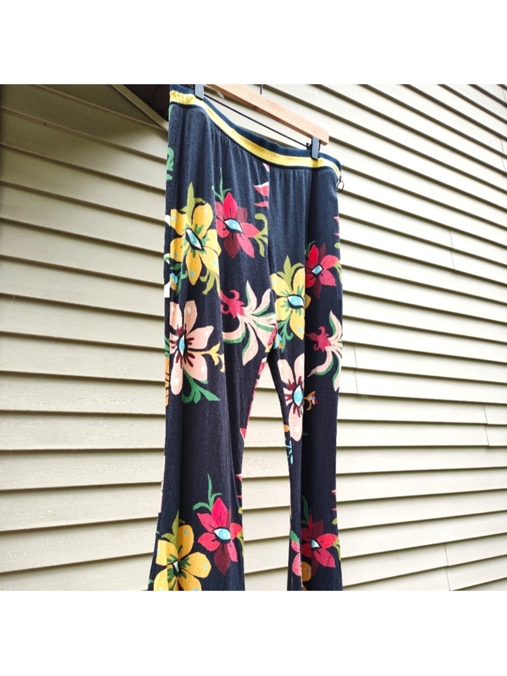 Farm Rio Flower Pants. - Picture 3 of 13